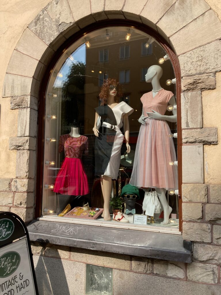 En bild på klänningar från 40 och 50-talet i skyltfönstret till Ruth och Raoul.